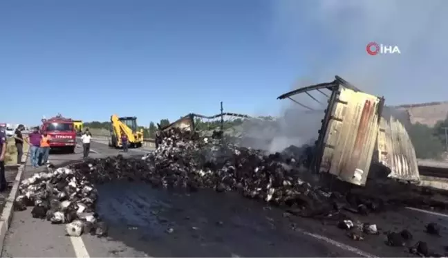 Kayseri-Ankara Karayolu'nda İplik Yüklü Tırın Kasasında Yangın Çıktı