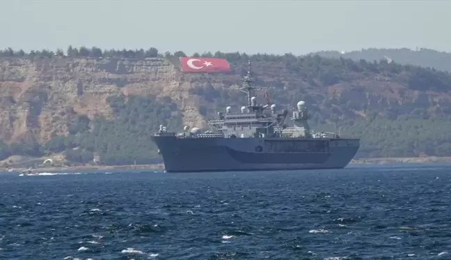 ABD Donanmasına Ait USS Mount Whitney Çanakkale Boğazı'ndan Geçti