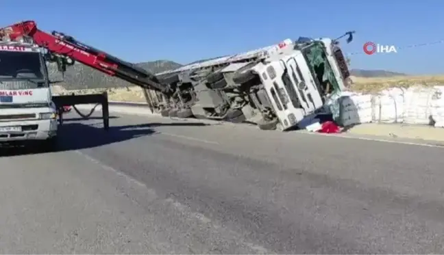 Afyonkarahisar'da Boş Çuval Taşıyan Tır Devrildi: 3 Yaralı