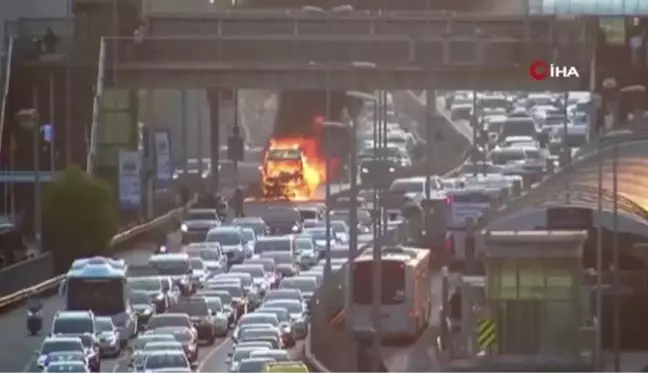 Mecidiyeköy'de Minibüs Yangını Trafiği Felç Etti