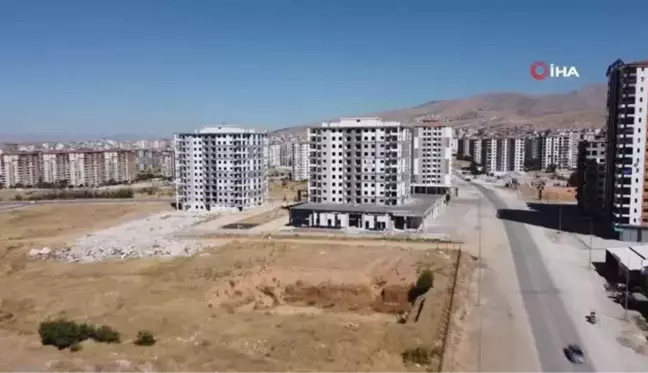 Malatya'da evlerin yıkımı devam ederken vatandaşlar gözyaşlarıyla izledi