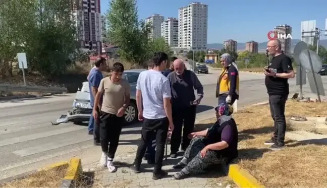 Ticari taksi ile otomobil çarpıştı: 3 yaralı