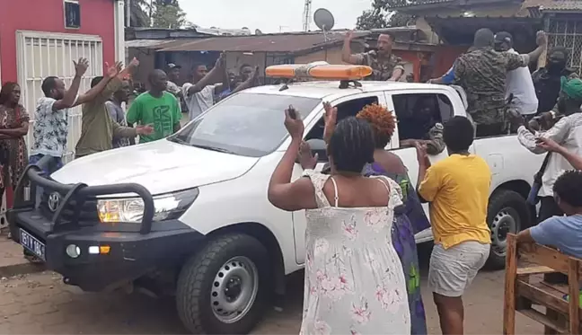 Gabon'da caddelerde toplanan halk, ordunun yönetime el koymasını kutladı