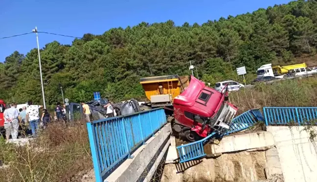 Beykoz'da Hafriyat Kamyonu ile Otomobil Çarpıştı