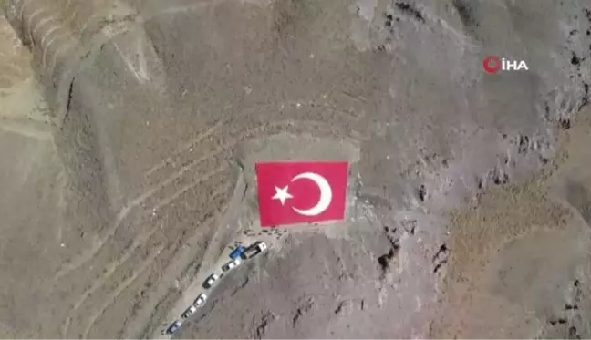 Şarkışla'da Muhsin Yazıcıoğlu anısına dev Türk bayrağı yapıldı