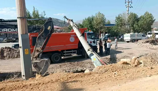 Adıyaman'da Yol Çalışması Sırasında Elektrik Direği Kamyonun Üzerine Devrildi