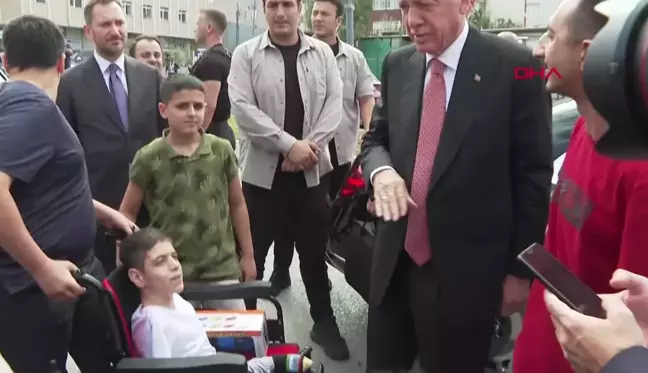 CUMHURBAŞKANI ERDOĞAN BAKKAL DÜKKANINI ZİYARET ETTİ, ÇOCUKLARA OYUNCAK DAĞITTI