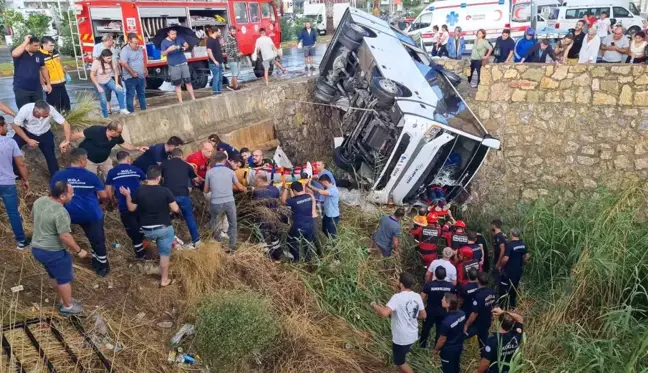 Bodrum'da Midibüs Kaza Yaptı: 23 Yolcu Yaralandı