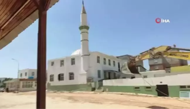 Depremde ağır hasar alan cami kontrollü olarak yıkıldı