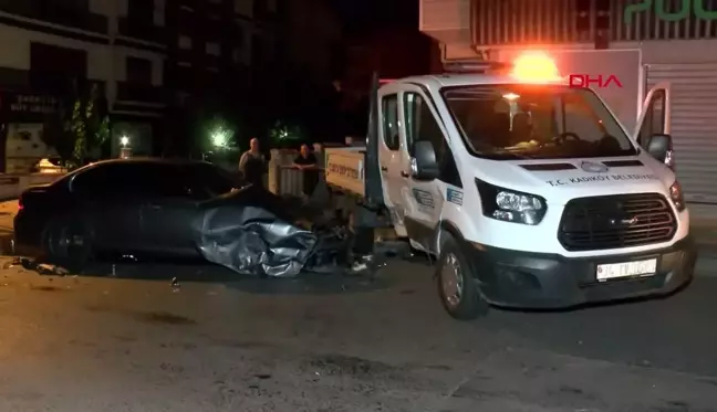 Ümraniye'de Zabıta Aracına Çarpan Otomobilde 2 Kişi Yaralandı