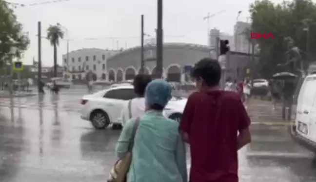 İzmir'de Sağanak Yağış: Cadde ve Sokaklarda Su Birikintileri Oluştu