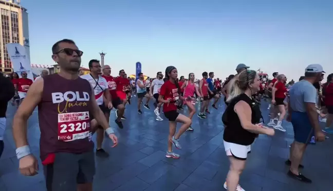 İzmir'de düzenlenen 9 Eylül İzmir Yarı Maratonu büyük heyecana sahne oldu