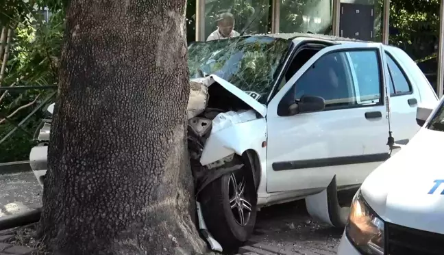 Bursa'da Genç Sürücü Otobüs Durağına Daldı: 3 Yaralı