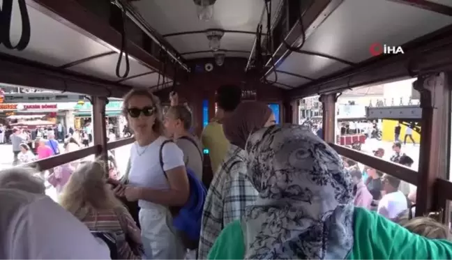 Taksim'in simgesi nostaljik tramvaylarda şarkılarla zaman yolculuğu