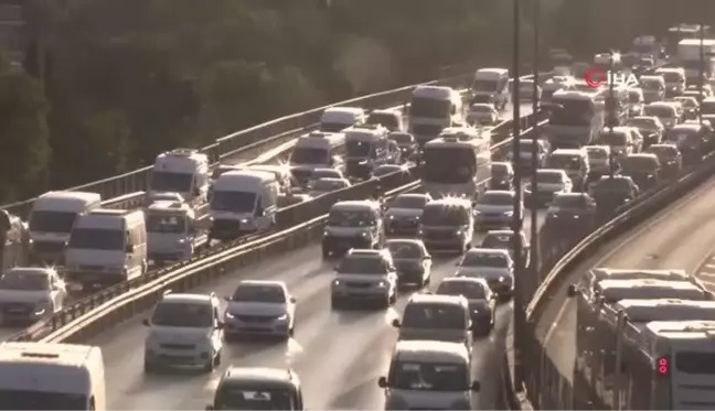 İstanbul'da okulların açılmasıyla trafik yoğunluğu arttı