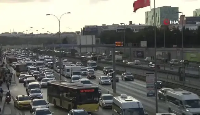 Okulların açılmasıyla birlikte akşam saatlerinde trafik yoğunluğu oluştu