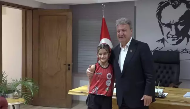 Bornovalı Minik Sporcu Ceylin Naz Akçay, Dünya Muay Thai Şampiyonası'nda Türkiye'yi Temsil Edecek