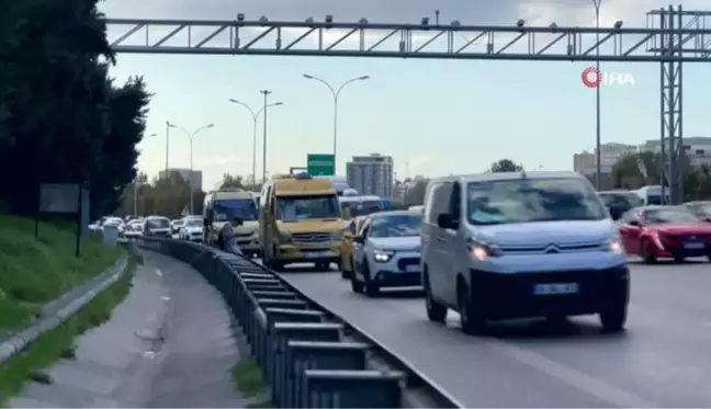 Yol kenarında yolcu indiren minibüsler tehlike saçıyor