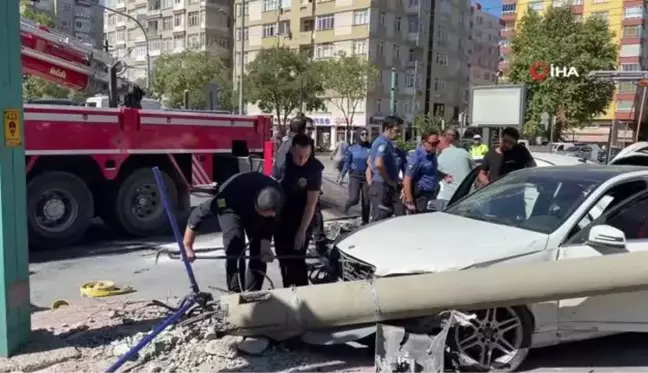 Otomobilin çarptığı direk tramvay hattının tellerine devrildi: 1 yaralı