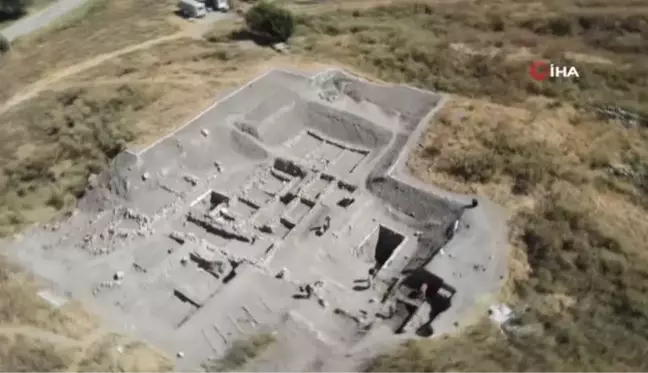 Anadolu'nun tarihine ışık tutan Eskiyapar Höyükte 3 bin 500 yıllık yapı gün yüzüne çıkıyor