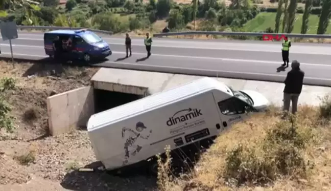 Amasya'da hafif ticari araç menfeze devrildi, sürücü yaralandı