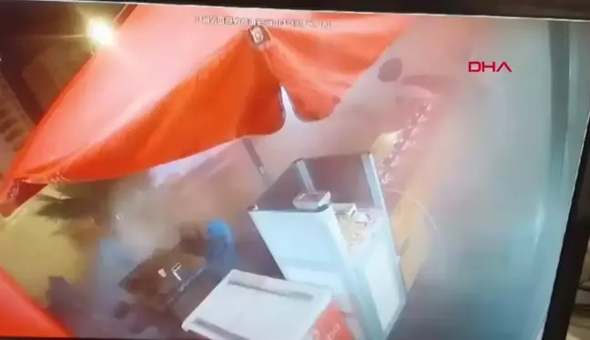Diyarbakır'da kavşakta sürücüsünün kontrolünü yitiren minibüs pastanenin saksı ve sandalyelerine çarptı