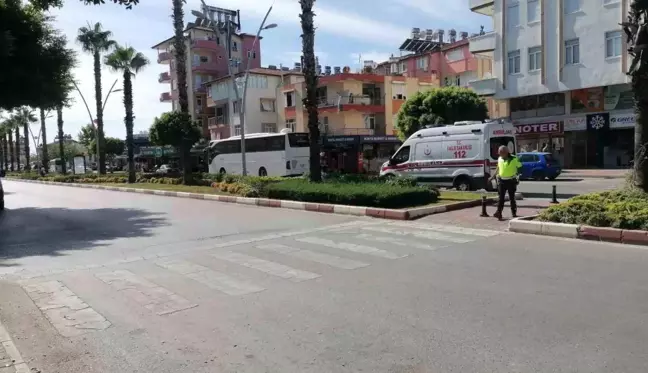 Antalya'da Yaya Geçidinde Kaza: Kadın Ticari Taksinin Aynasına Çarptı