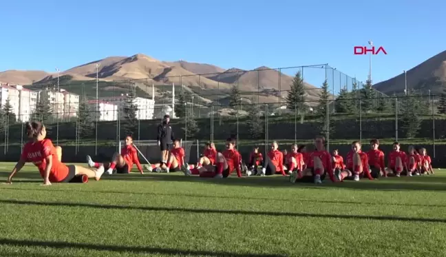 Türkiye U19 Kadın Futbol Milli Takımı Erzurum'da hazırlıklara başladı