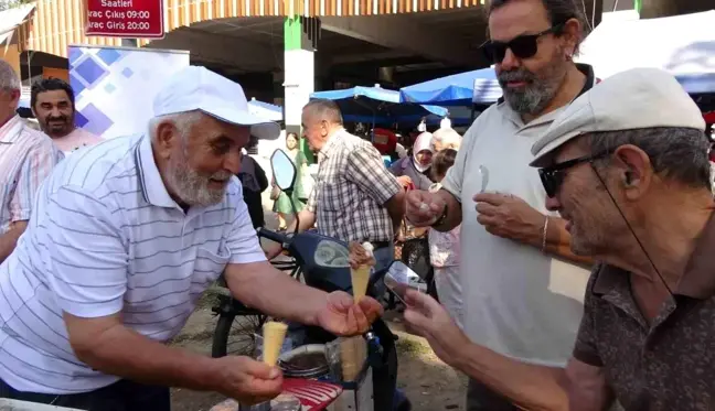 İzmit'te 71 ve 61 yıldır seyyar dondurma satan esnaflara plaket takdim edildi