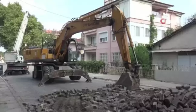 Sındırgı'nın yol ve meydanlarında çalışmalar sürüyor