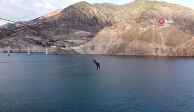 Belediye Başkanı zipline ile deneme geçişi yaparken baraj gölü üzerinde mahsur kaldı