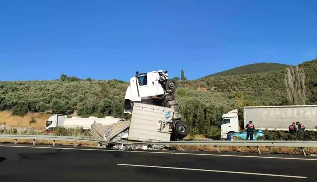 Gedelek viyadüğü yakınlarında tır devrildi, enerji içeceği yola saçıldı