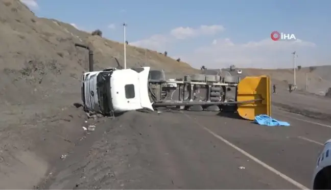 Şırnak'ta hafriyat kamyonu devrildi