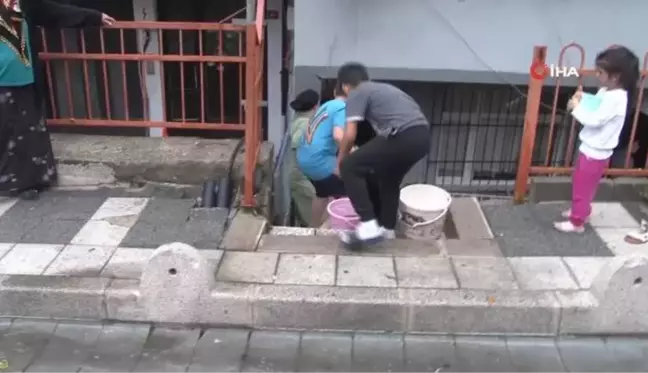 Kağıthane'de evleri su bastı, bir anne ve bebeği mahsur kaldı