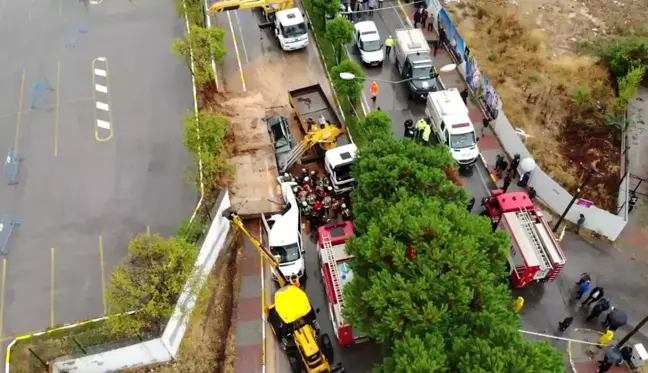 Pendik'te istinat duvarı çöktü, vatandaş sıkıştı