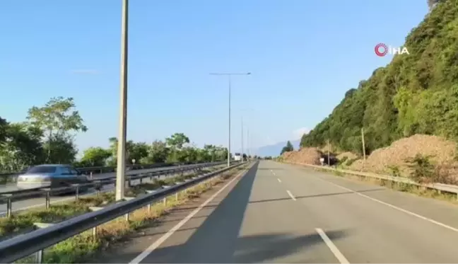 Karadeniz Sahil Yolu'nda Çöp Dağı Oluştu