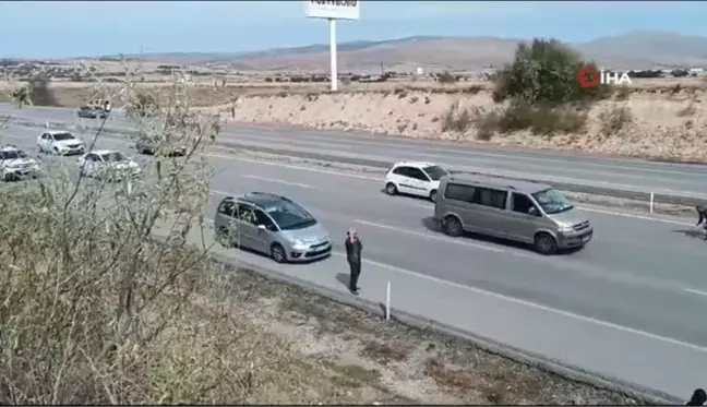 Ankara'da otomobil refüje devrildi, 2 kişi yaralandı