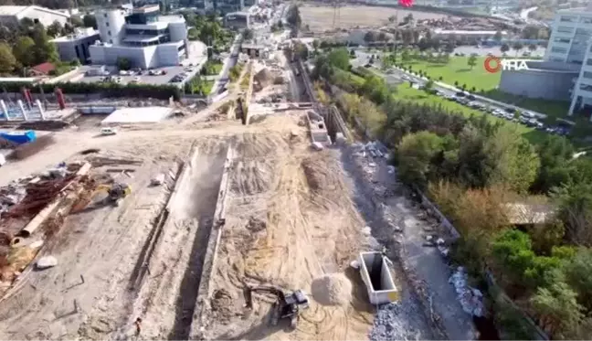 Metro çalışması nedeniyle yıllardır kapalı kalan caddenin esnafı isyanda