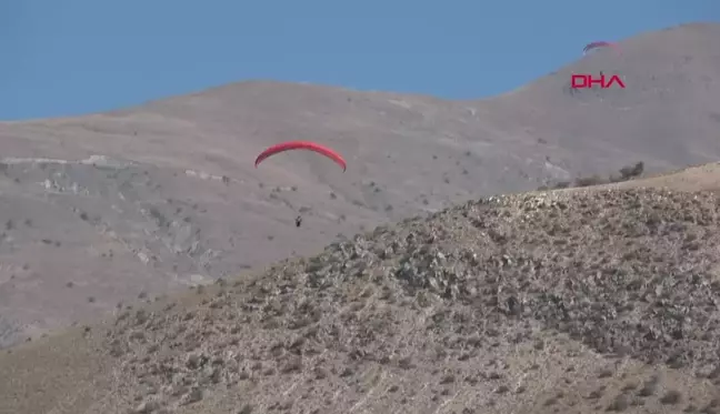 Yamaç Paraşütü Sporcuları Hedefi Tuturmak İçin Yarıştı