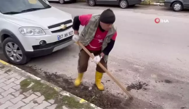 Emekli Temizlik İşçisi Sinop'ta Gönüllü Olarak Şehri Temizliyor