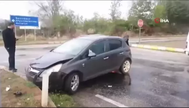 Isparta'da hafif ticari araç ile otomobil çarpıştı: 4 yaralı