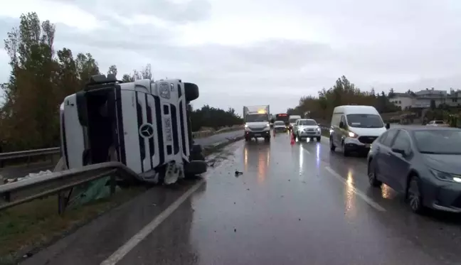 Büyükçekmece E-5 Karayolunda Tır Devrildi