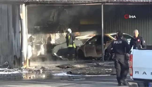 Gaziantep'te akaryakıt yakınında çıkan yangında 5 araç küle döndü