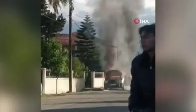 Hatay'da seyir halindeyken alev alan otomobil kullanılamaz hale geldi