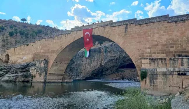 Adıyaman'da Gençler Filistin'e Destek İçin Tarihi Köprüde Bayrak Açtı