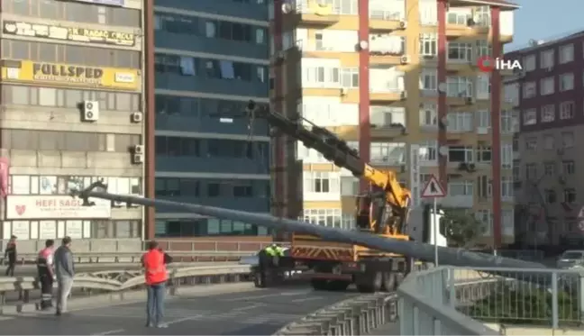 Bahçelievler'de İETT şoförünün çarptığı direk kaldırıldı, trafik normale döndü