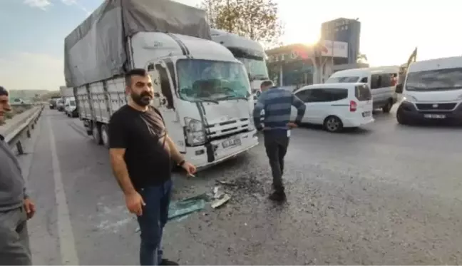 Yolcu minibüsüne kamyonet çarptı, 7 yaralı