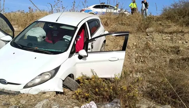 Manisa'da mıcır nedeniyle otomobil şarampole devrildi, 2 kişi yaralandı