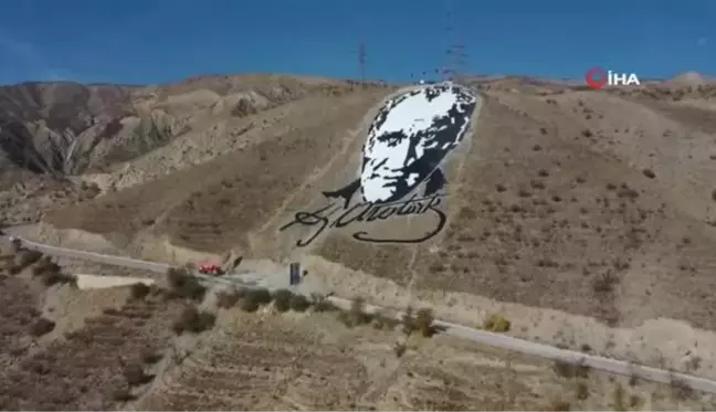 3 bin askerle 41 yıl önce yapılan dev Atatürk portresi yenilendi