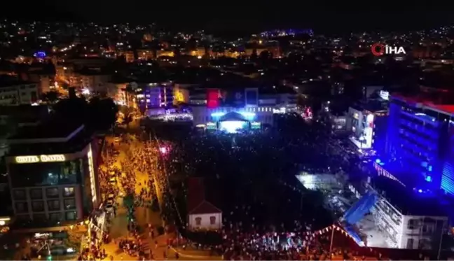 Kuşadası'nda 100'üncü yıl coşkusu Hande Yener ile taçlandı